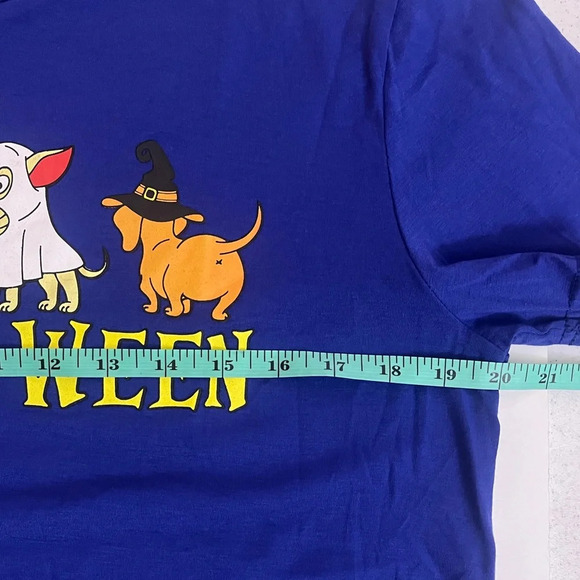 Main And Local Short Sleeve T Shirt Mens Medium Howl O Ween Dogs NWOT - Picture 4 of 6